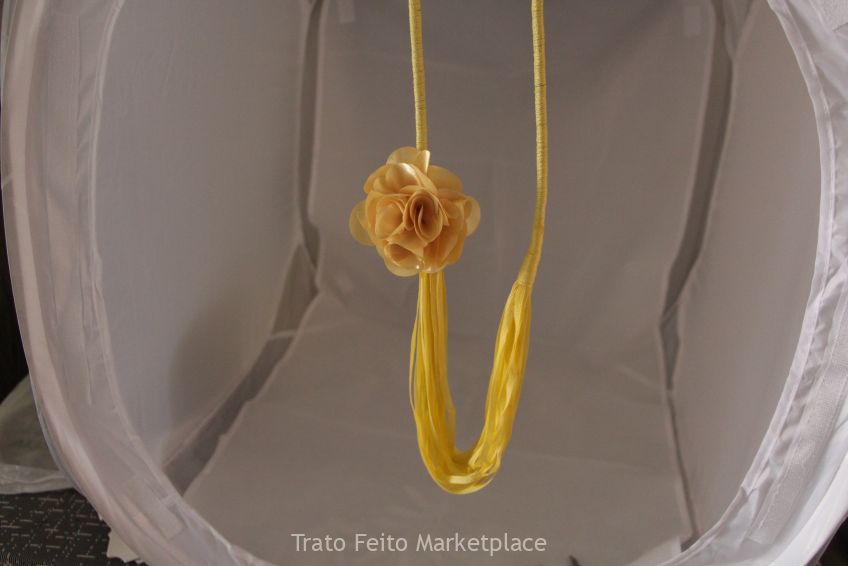 Colar de fita de algodão amarelo.