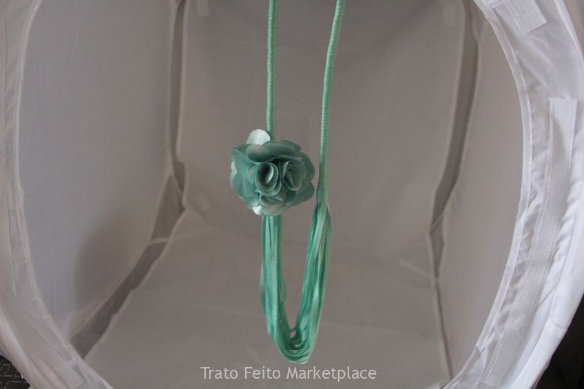 Colar de fita de algodão verde.