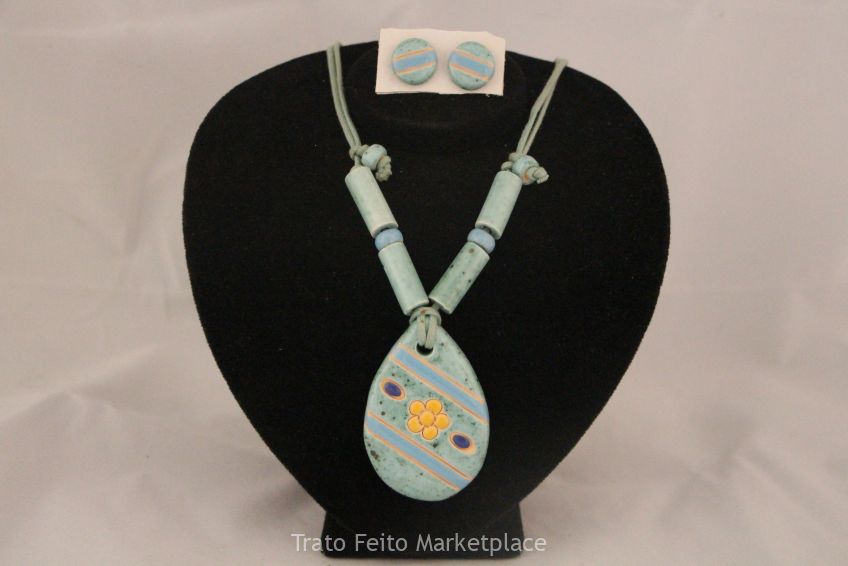 Medalhão de cerâmica regulável na cor manchado, azul, amarelo com brinco.